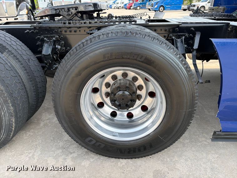 image for item ED5228 2015 Volvo VNL 740 semi truck