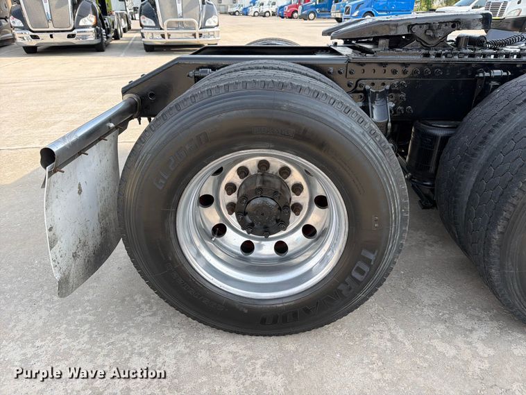 image for item ED5228 2015 Volvo VNL 740 semi truck