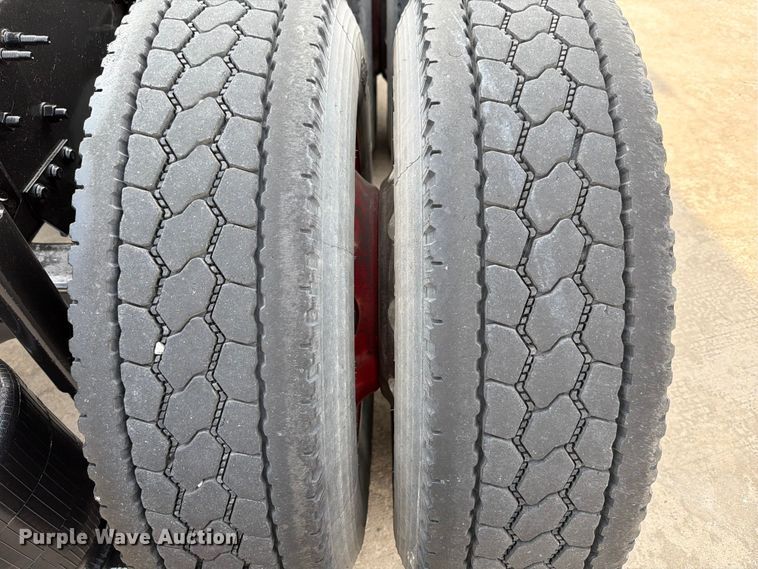 image for item ED5228 2015 Volvo VNL 740 semi truck