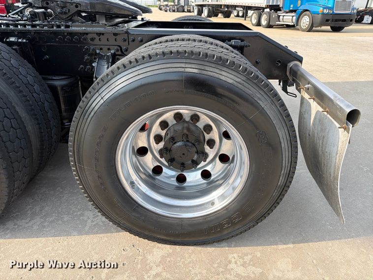 image for item ED5228 2015 Volvo VNL 740 semi truck