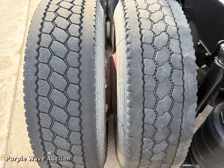 image for item ED5228 2015 Volvo VNL 740 semi truck