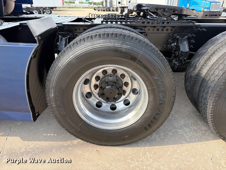 image for item ED5228 2015 Volvo VNL 740 semi truck