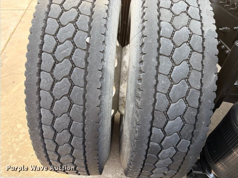image for item ED5228 2015 Volvo VNL 740 semi truck