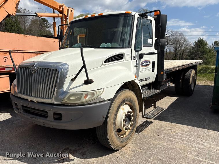image for item EF1049 2007 International 4300 flatbed truck