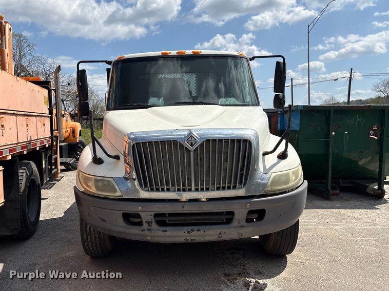 image for item EF1049 2007 International 4300 flatbed truck