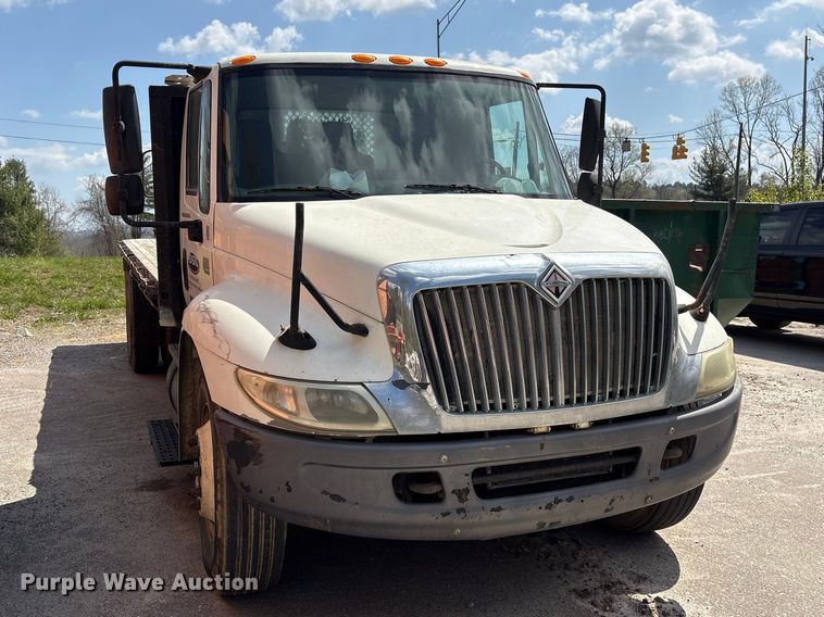 image for item EF1049 2007 International 4300 flatbed truck