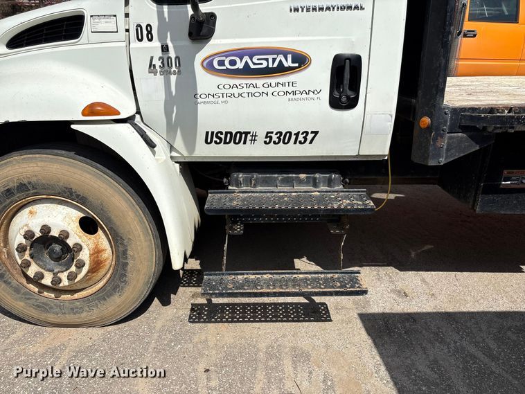 image for item EF1049 2007 International 4300 flatbed truck