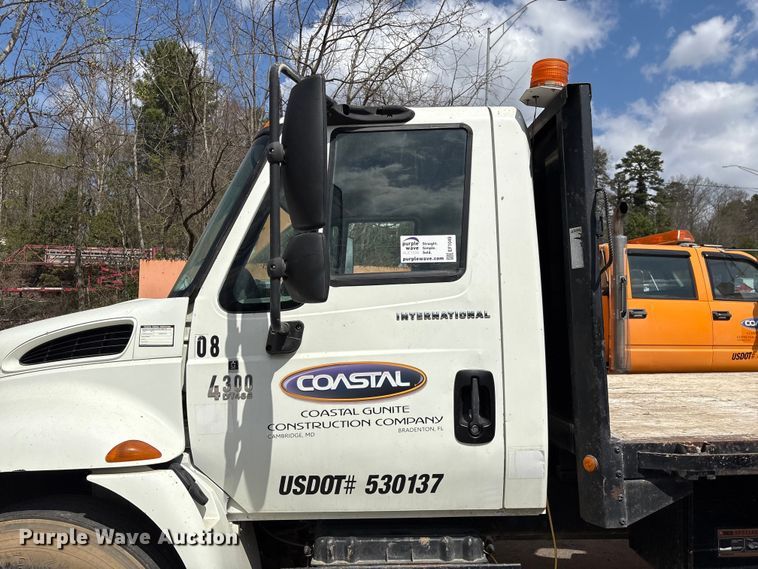 image for item EF1049 2007 International 4300 flatbed truck