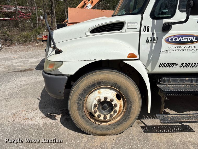 image for item EF1049 2007 International 4300 flatbed truck