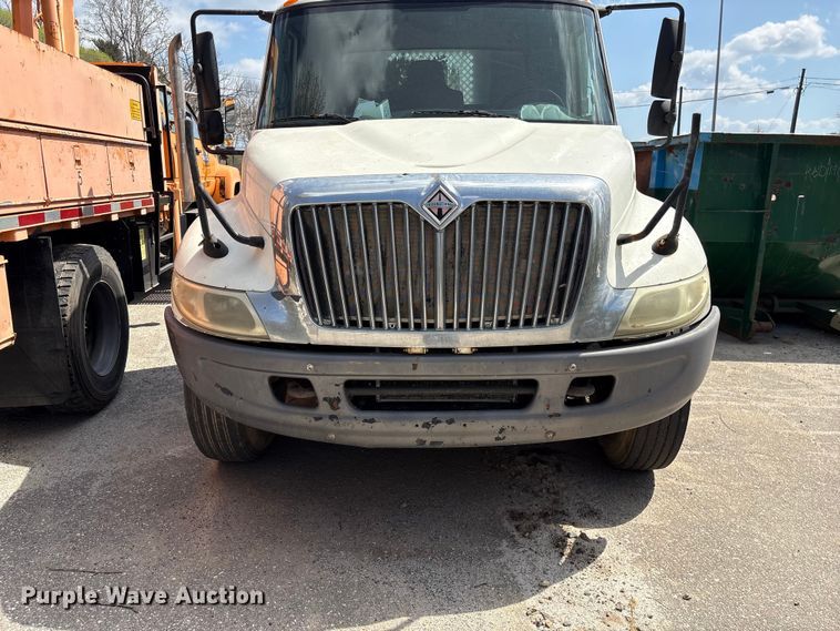 image for item EF1049 2007 International 4300 flatbed truck