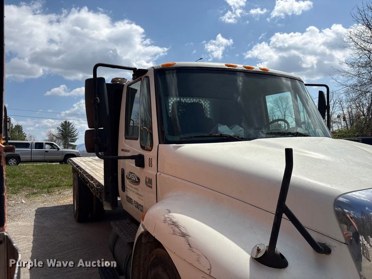 image for item EF1049 2007 International 4300 flatbed truck