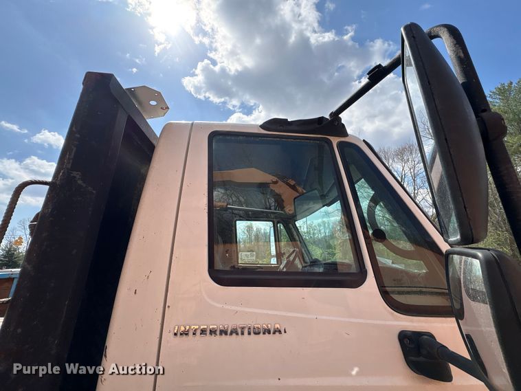 image for item EF1049 2007 International 4300 flatbed truck