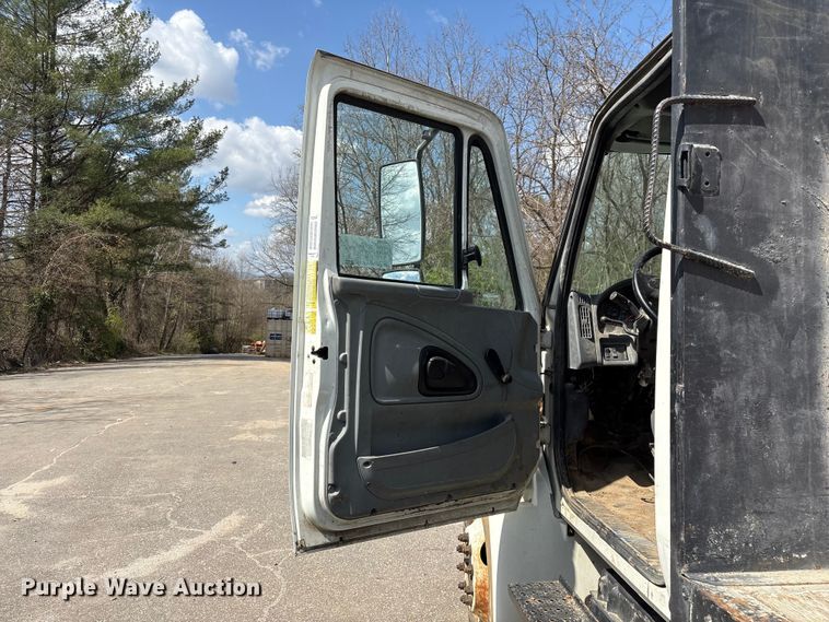 image for item EF1049 2007 International 4300 flatbed truck