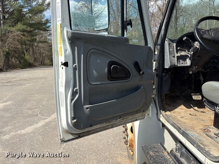 image for item EF1049 2007 International 4300 flatbed truck