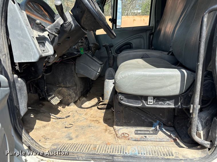 image for item EF1049 2007 International 4300 flatbed truck