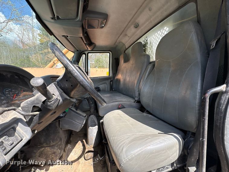 image for item EF1049 2007 International 4300 flatbed truck