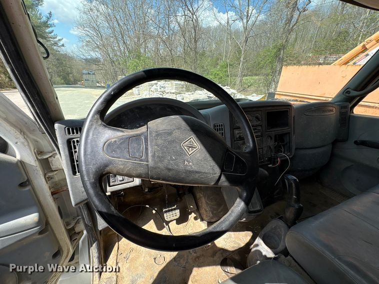 image for item EF1049 2007 International 4300 flatbed truck