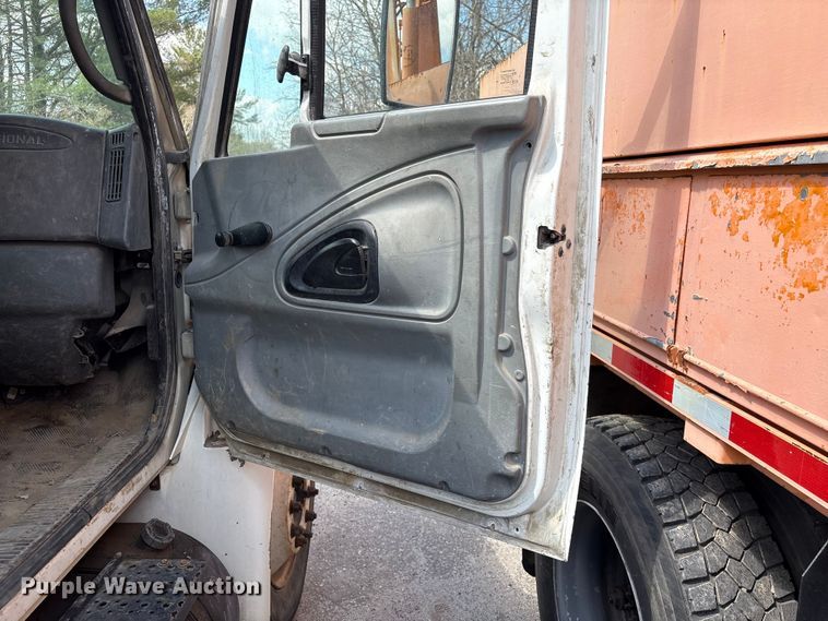 image for item EF1049 2007 International 4300 flatbed truck