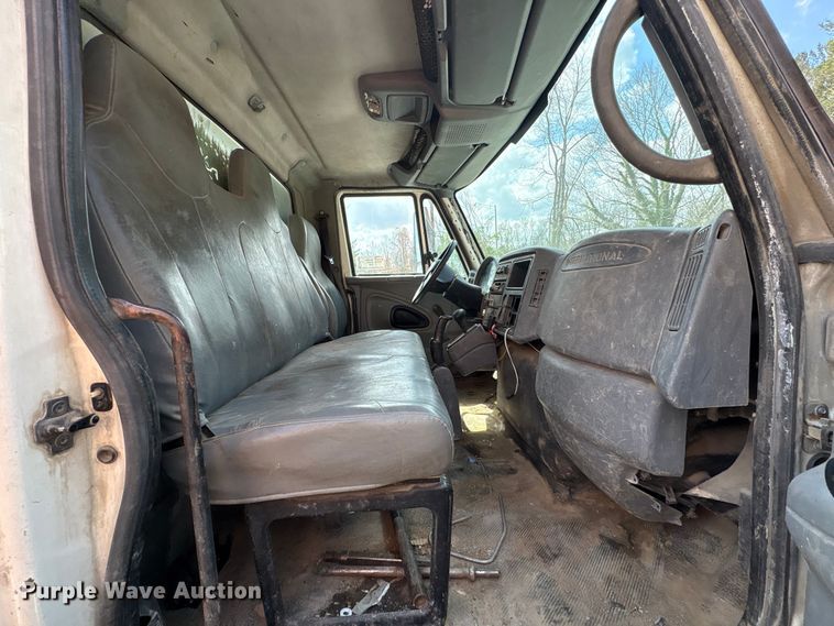image for item EF1049 2007 International 4300 flatbed truck
