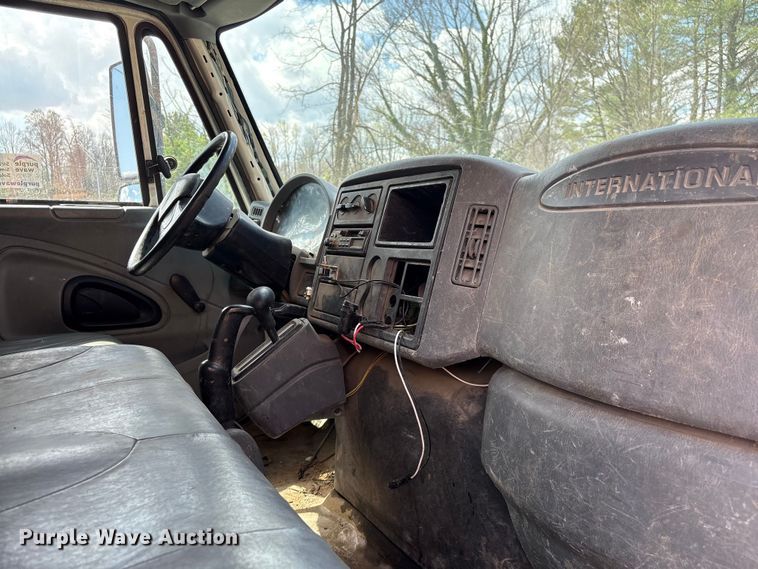 image for item EF1049 2007 International 4300 flatbed truck