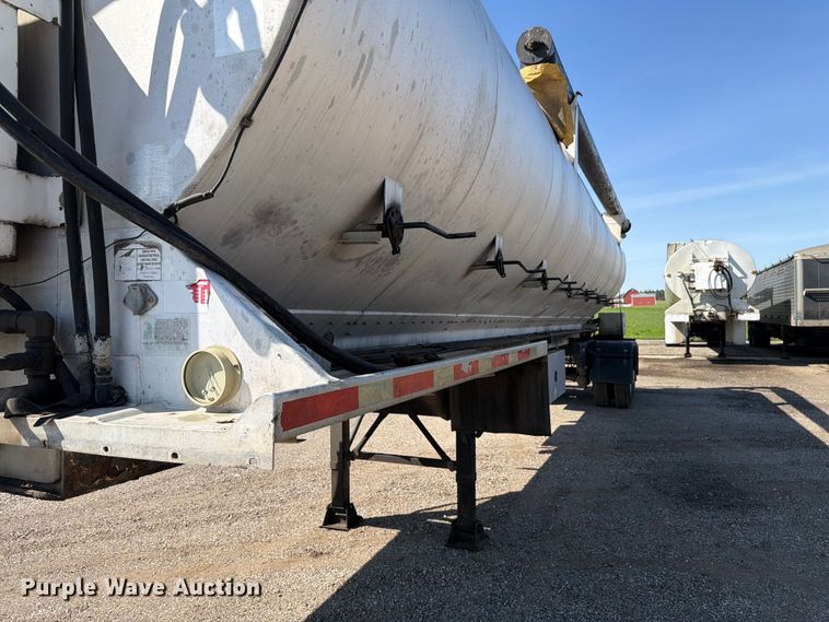 image for item EF2468 2004 Warren Manufacturing, Inc. feed delivery trailer