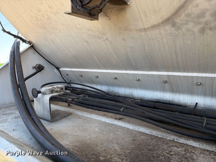 image for item EF2468 2004 Warren Manufacturing, Inc. feed delivery trailer