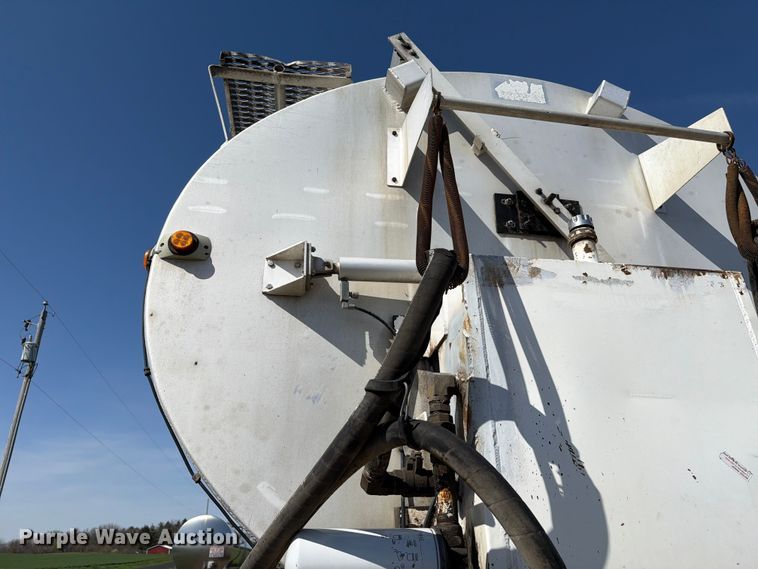 image for item EF2468 2004 Warren Manufacturing, Inc. feed delivery trailer