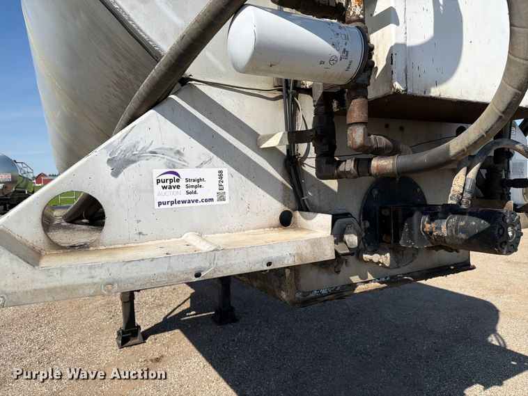 image for item EF2468 2004 Warren Manufacturing, Inc. feed delivery trailer