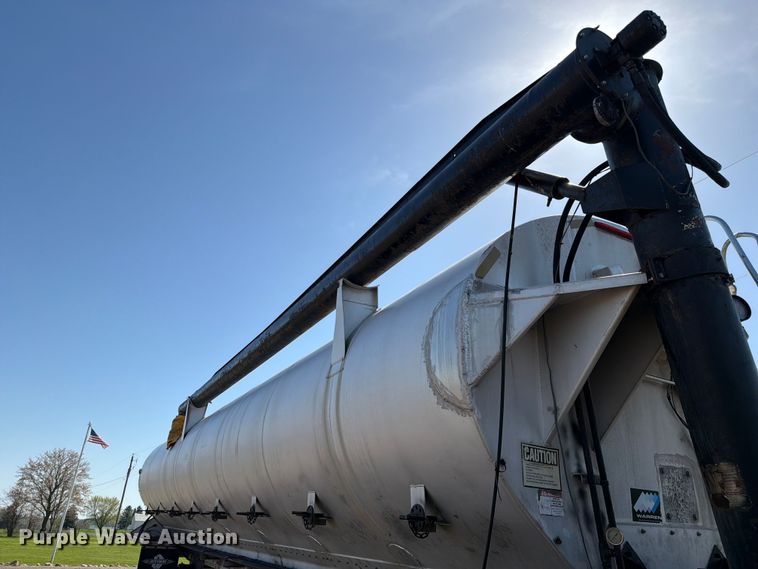 image for item EF2468 2004 Warren Manufacturing, Inc. feed delivery trailer