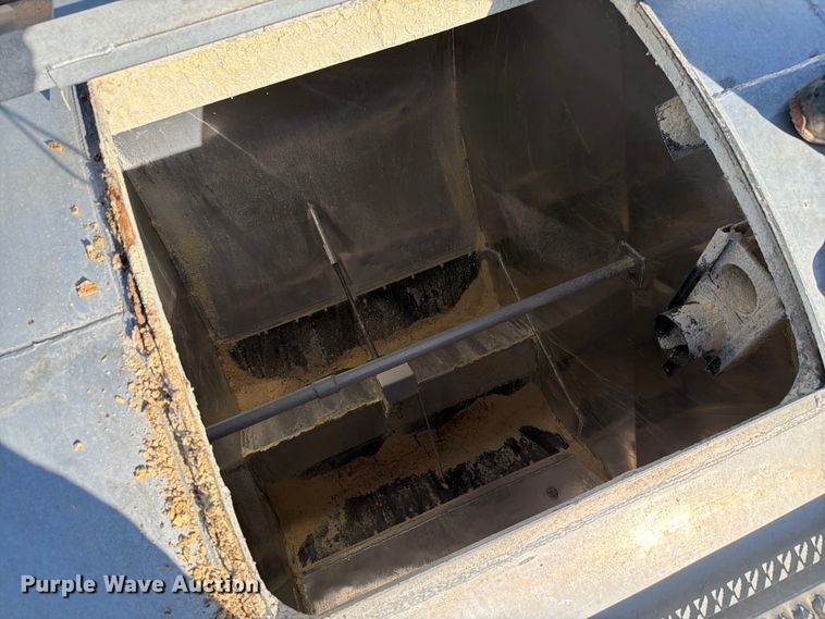 image for item EF2468 2004 Warren Manufacturing, Inc. feed delivery trailer