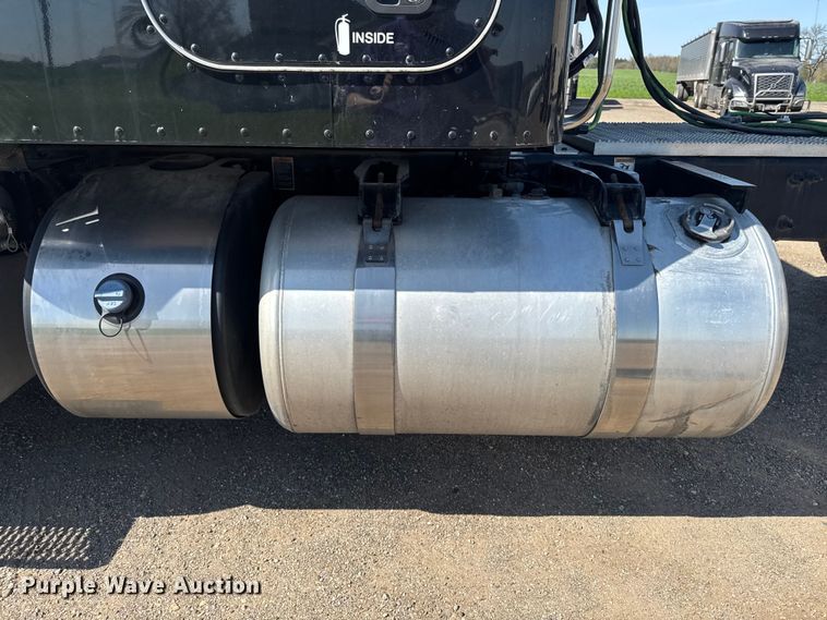 image for item EF2469 2018 Peterbilt 567 semi truck
