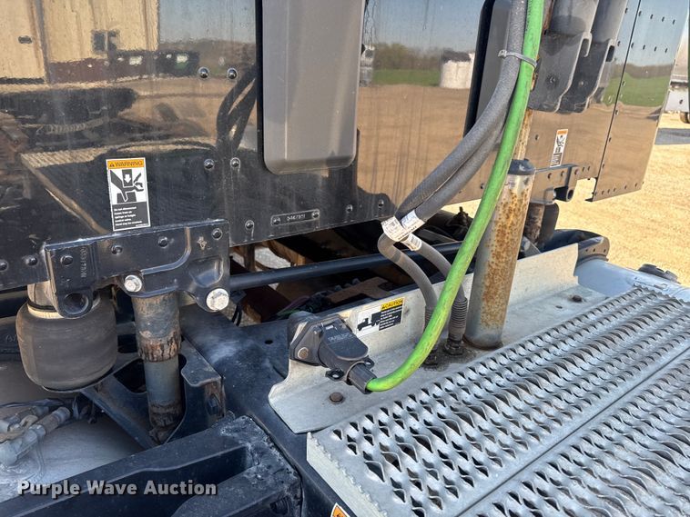 image for item EF2469 2018 Peterbilt 567 semi truck