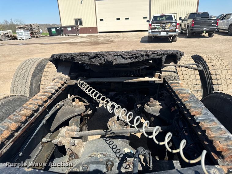image for item EF2469 2018 Peterbilt 567 semi truck