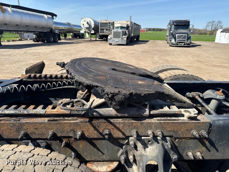 image for item EF2469 2018 Peterbilt 567 semi truck