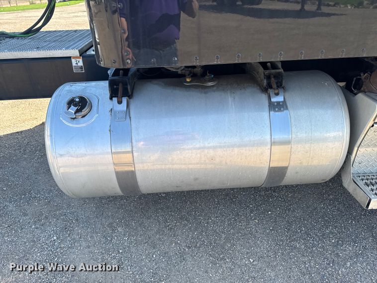 image for item EF2469 2018 Peterbilt 567 semi truck