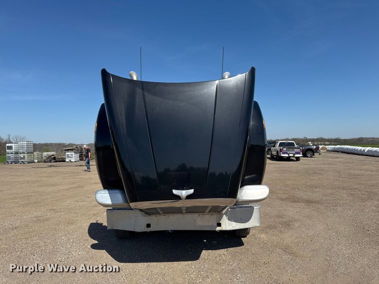 image for item EF2469 2018 Peterbilt 567 semi truck