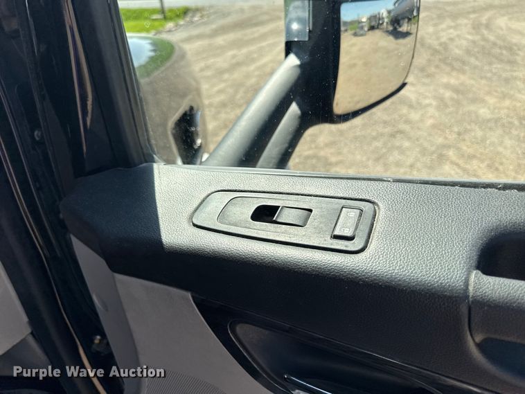 image for item EF2469 2018 Peterbilt 567 semi truck