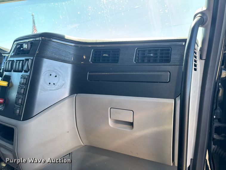 image for item EF2469 2018 Peterbilt 567 semi truck