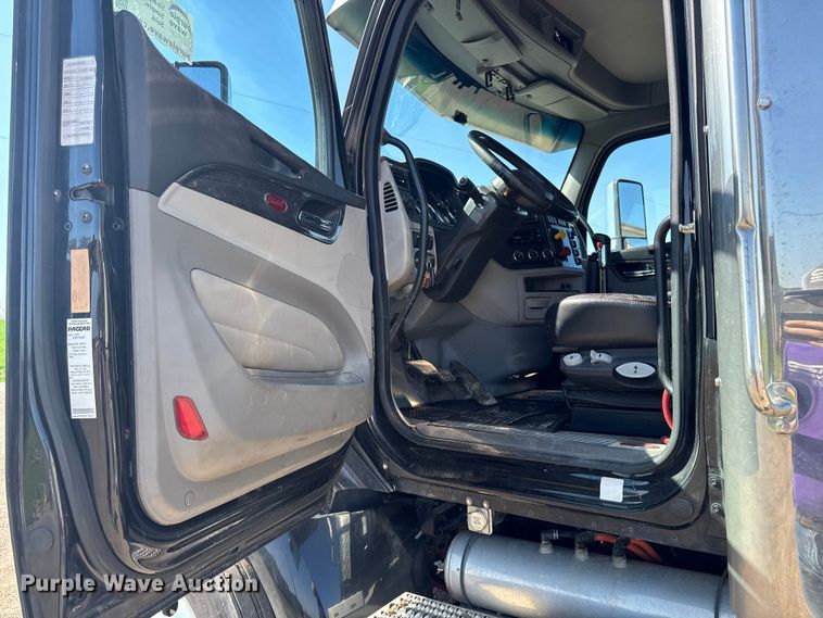 image for item EF2469 2018 Peterbilt 567 semi truck