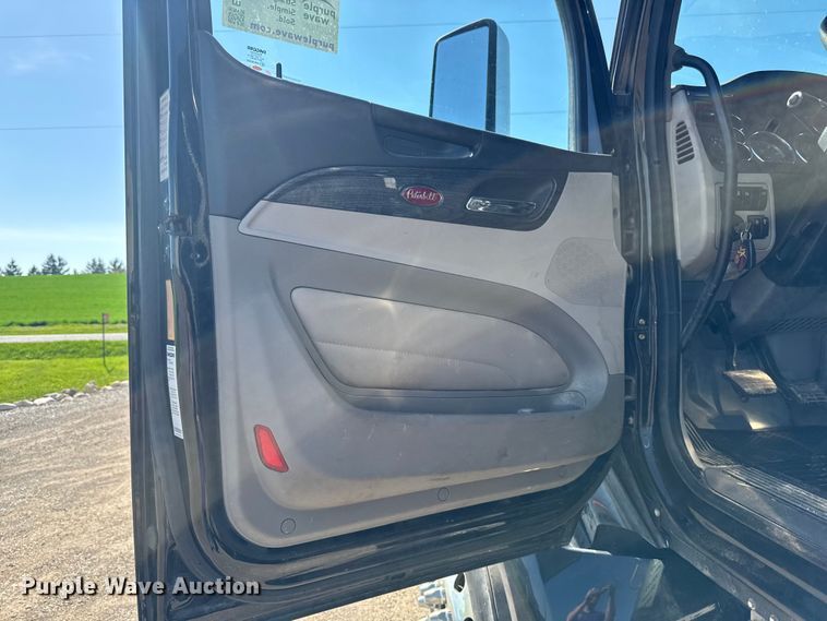 image for item EF2469 2018 Peterbilt 567 semi truck