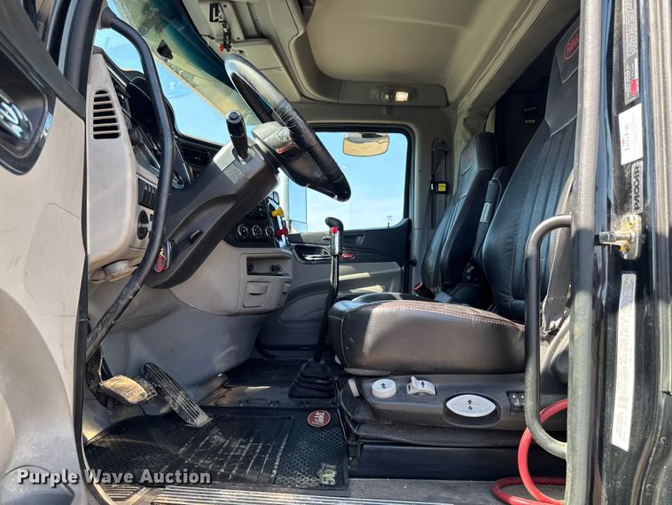 image for item EF2469 2018 Peterbilt 567 semi truck