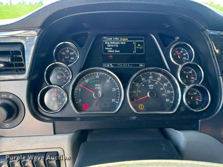 image for item EF2469 2018 Peterbilt 567 semi truck