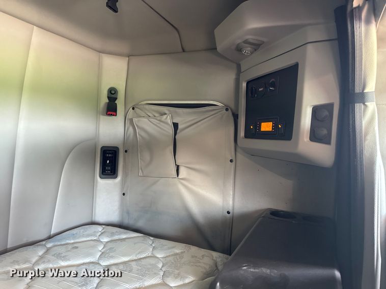 image for item EF2469 2018 Peterbilt 567 semi truck