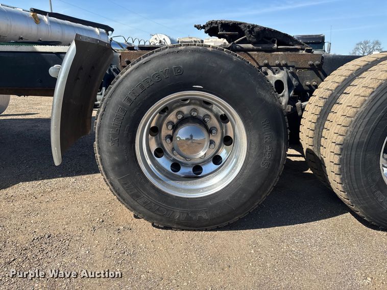 image for item EF2469 2018 Peterbilt 567 semi truck