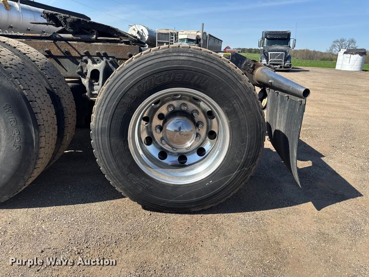image for item EF2469 2018 Peterbilt 567 semi truck