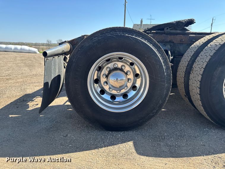 image for item EF2469 2018 Peterbilt 567 semi truck