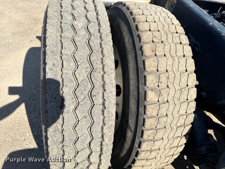image for item EF2469 2018 Peterbilt 567 semi truck