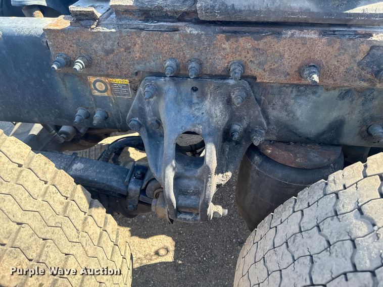 image for item EF2469 2018 Peterbilt 567 semi truck