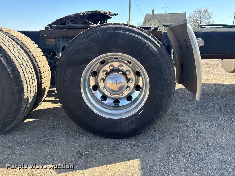 image for item EF2469 2018 Peterbilt 567 semi truck
