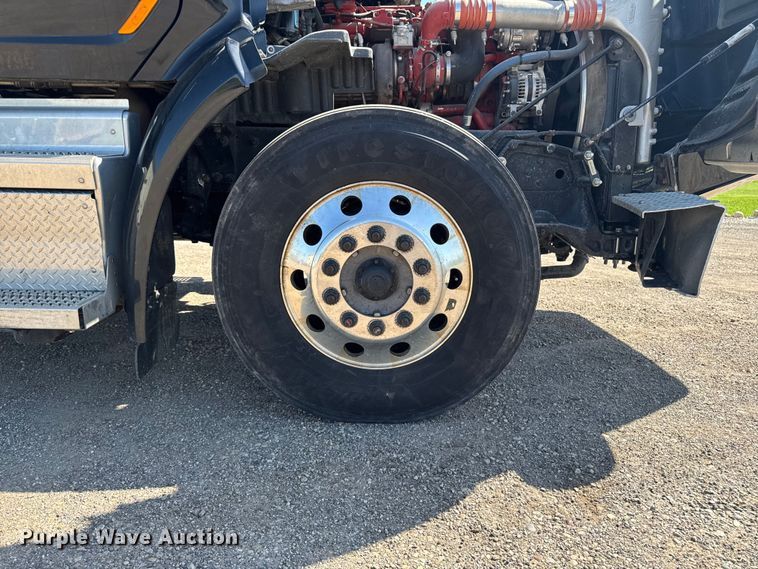 image for item EF2469 2018 Peterbilt 567 semi truck